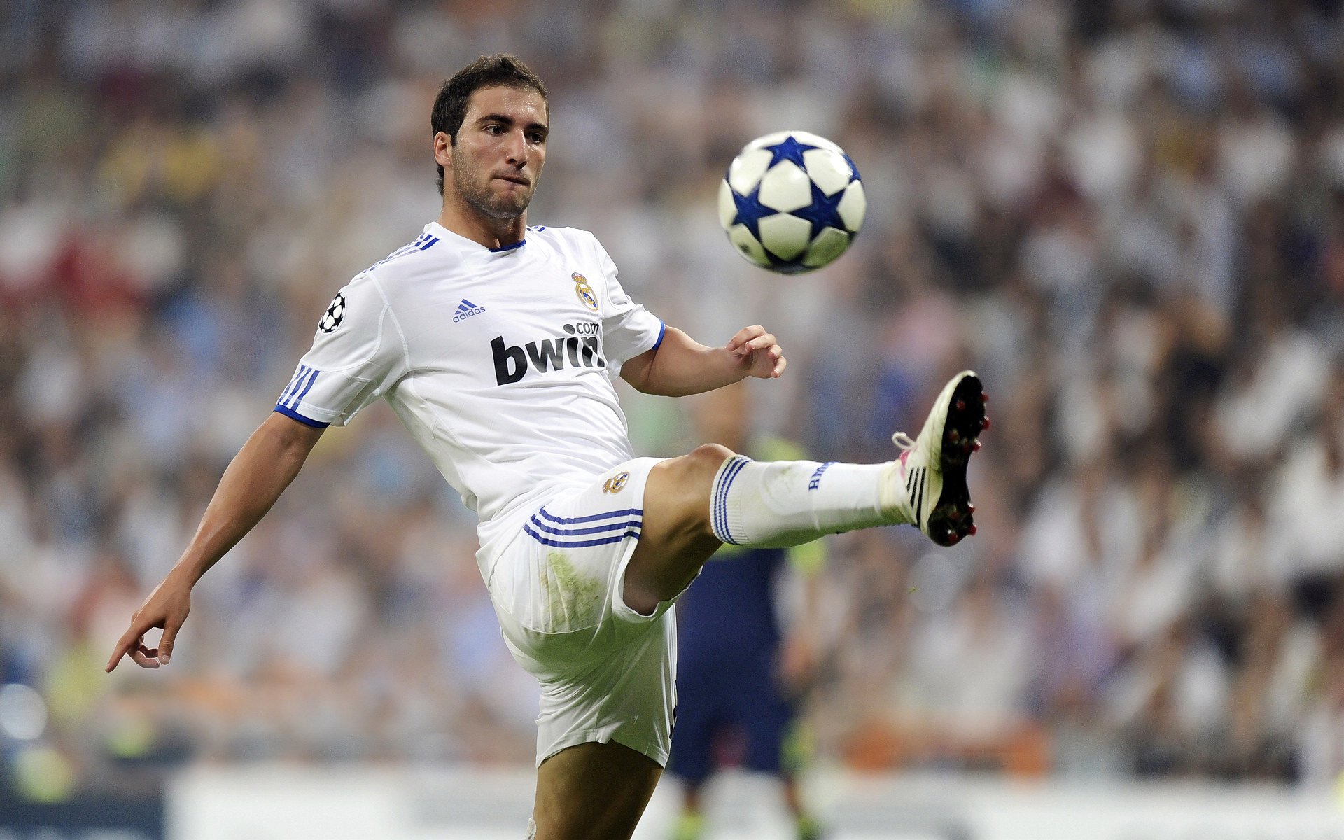 红黑军团客场奏凯，皮克式领袖在焦点战的价值证明